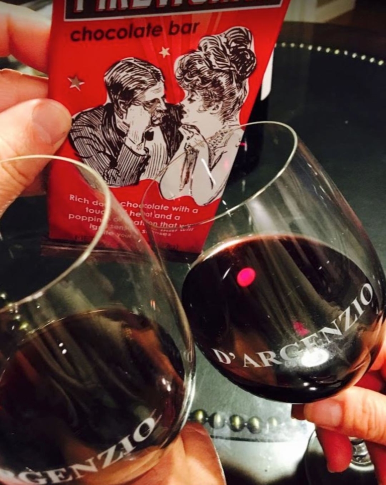 Dargenzio 2 glasses with red wine